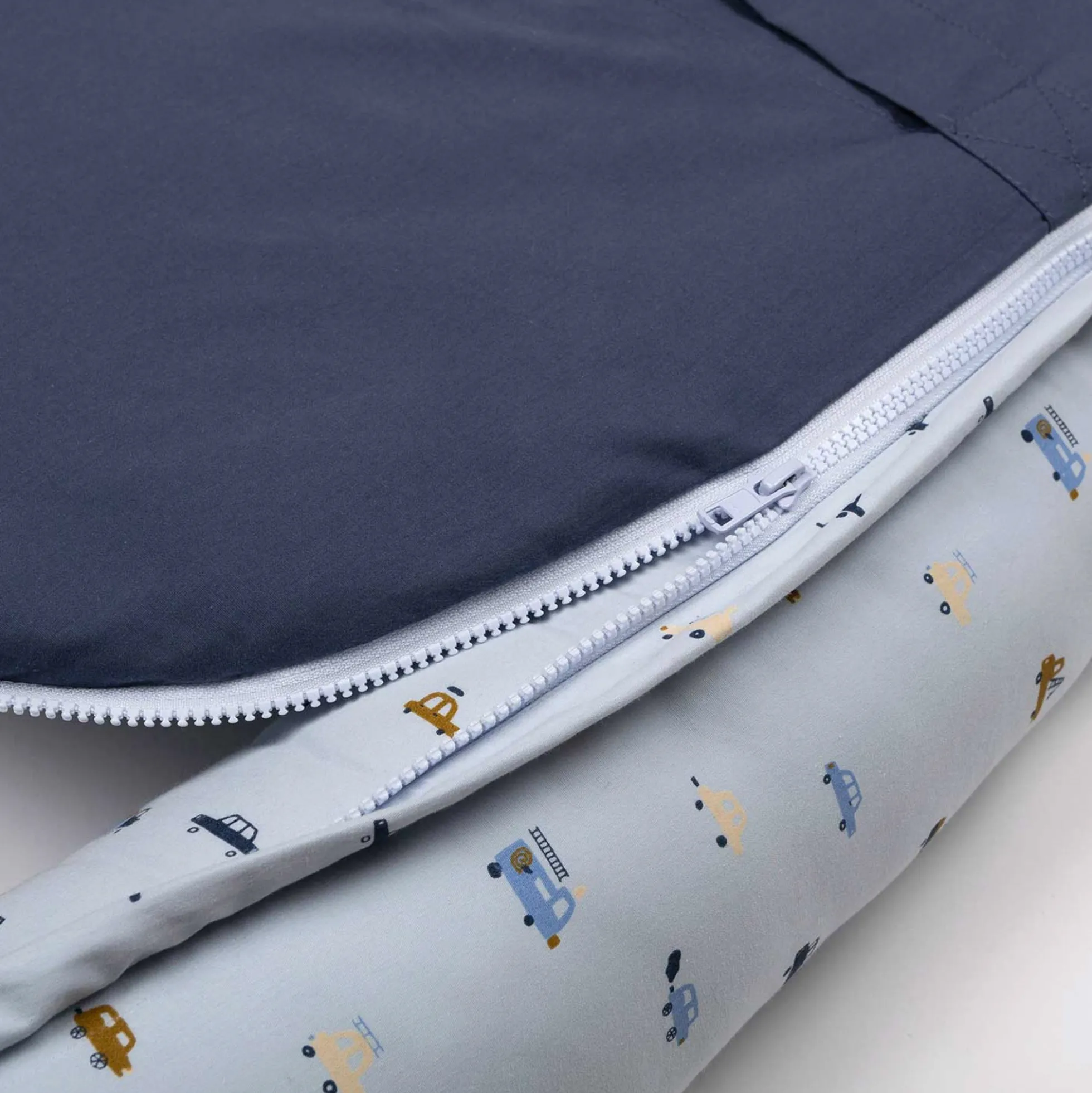Babynest - Müsli - By green cotton - 75x40 cm - Breezy - Print med små køretøjer