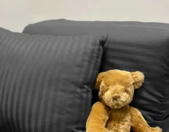 Baby sengetøj 70x100 cm - 100% bomuldssatin - Klassisk mørkegrå striber