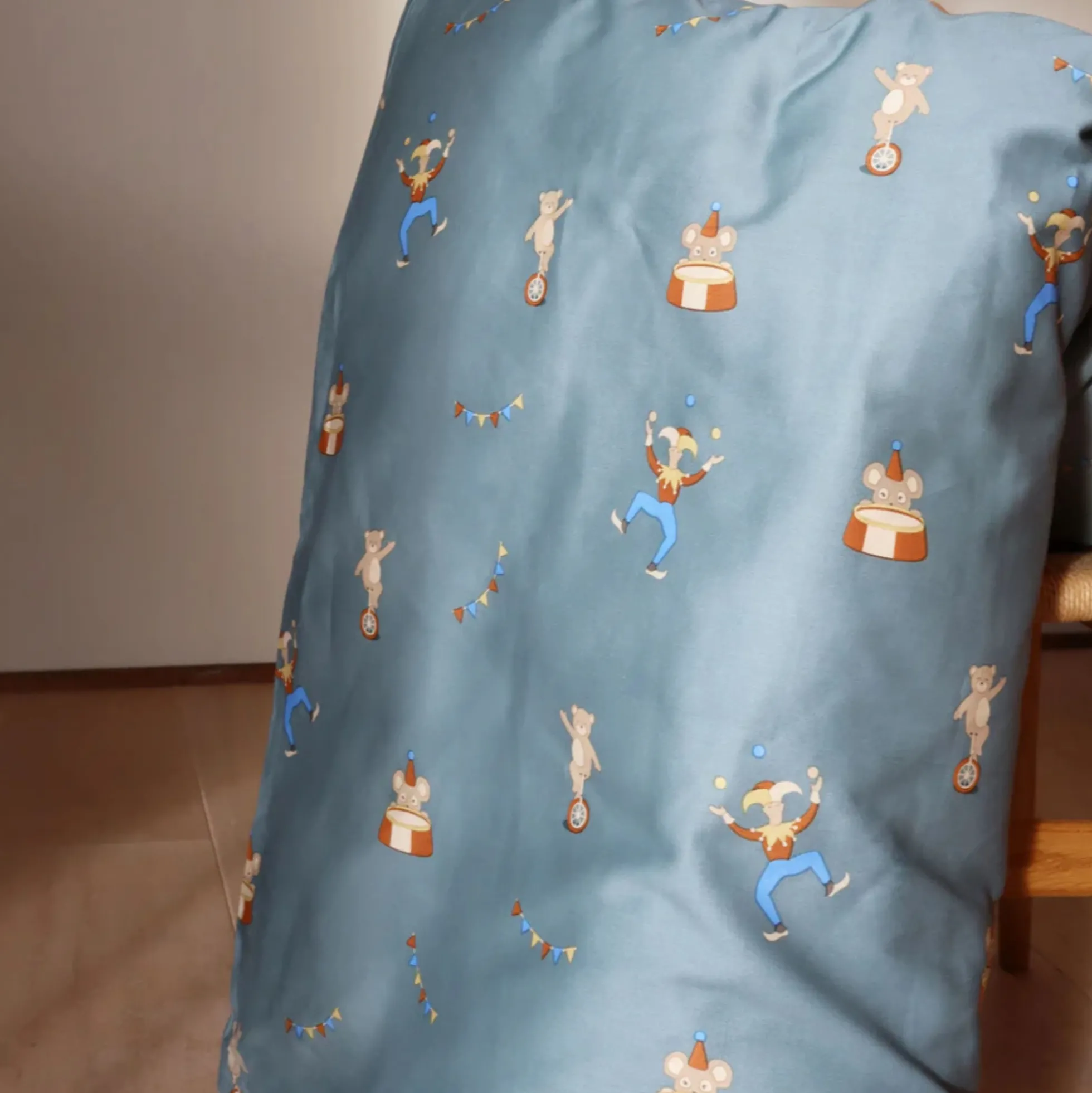 Baby sengetøj 70x100 cm - 100% økologisk bomuldssatin - Cirkusmotiv
