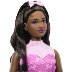 Barbie Deluxe Style mørk dukke - Pink denim nederdel og høreapperat - 30 cm