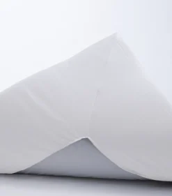 Blødt kuvertlagen 90x210 cm - 100% bomuldssatin - 8 cm i højden - Hvidt lagen til topmadras - Borås Cotton Cloud satin lagen