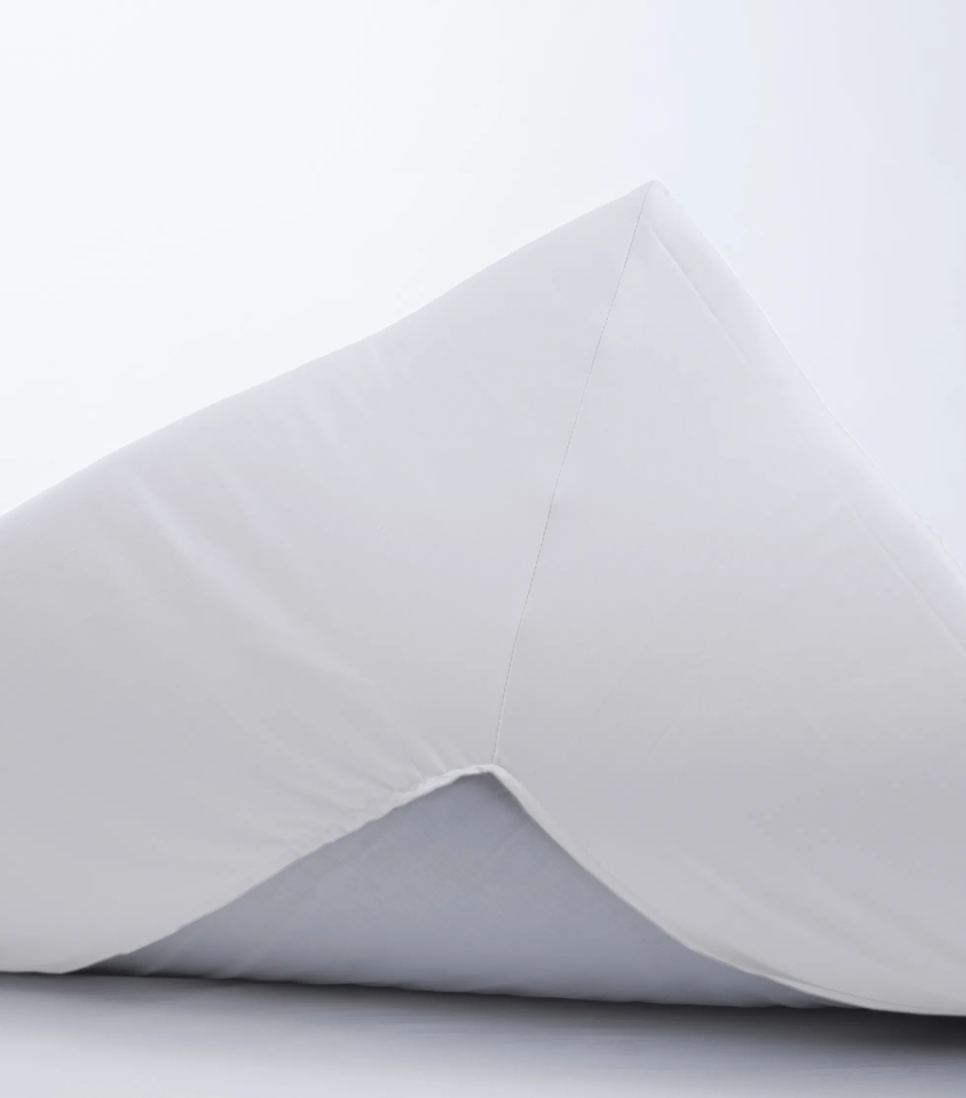 Blødt kuvertlagen 90x210 cm - 100% bomuldssatin - 8 cm i højden - Hvidt lagen til topmadras - Borås Cotton Cloud satin lagen