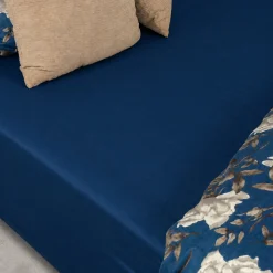 Blødt lagen 80x200 cm - Faconlagen i 100% bomuldssatin - Blåt boxlagen til madras - By Night satin lagen