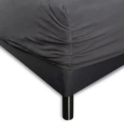 Blødt lagen 90x210 cm - Faconlagen i 100% bomuldssatin - Antracit gråt boxlagen til madras - Borås Cotton Cloud satin lagen