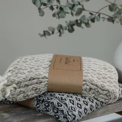 Bomulds plaid - 100% recycled bomuld - 130x180 cm - Hvid med sort mønster
