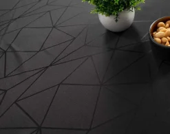 Borddug - 140x220 cm - Damask dug - Sort tekstildug - Jacquardvævet dug med geometrisk mønster - Eksklusiv festdug