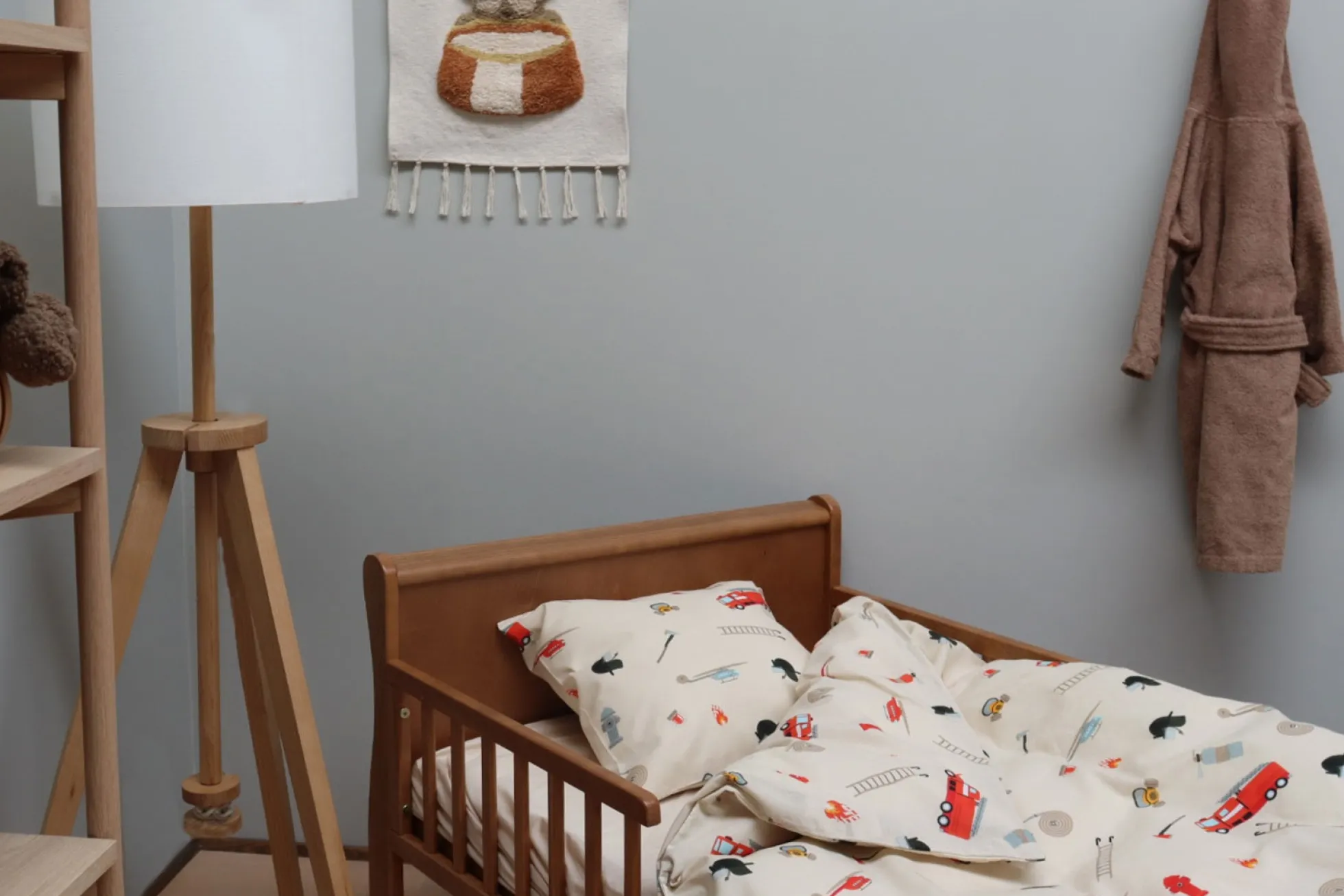 Brandvæsen sengetøj - 100% bomuld - Junior sengetøj 100x140 cm - Beige med brandvæsen ikoner