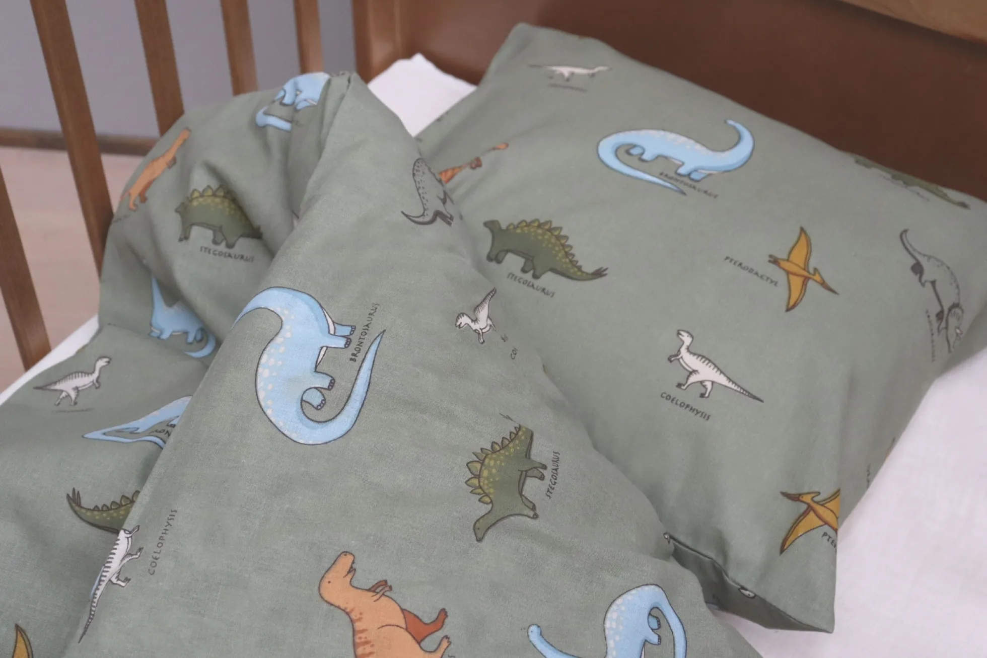 Dinosaurer sengetøj - 100% bomuld - Babysengetøj 70x100 cm - Grønt med dinosaurer