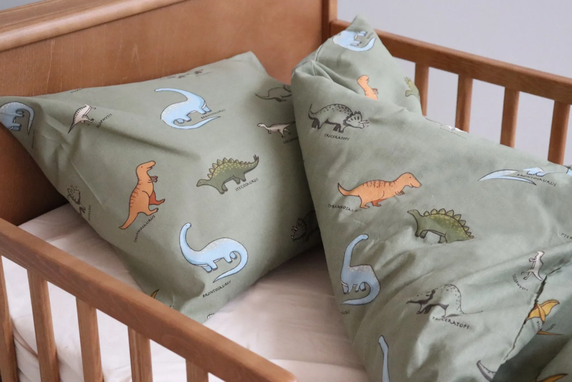 Dinosaurer sengetøj - 100% bomuld - Babysengetøj 70x100 cm - Grønt med dinosaurer