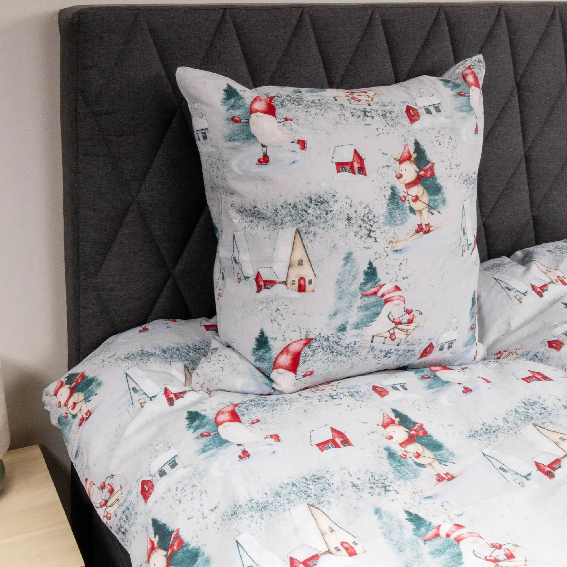 Dobbelt julesengetøj 200x220 cm - 100% bomuld - Gråt med nisse design