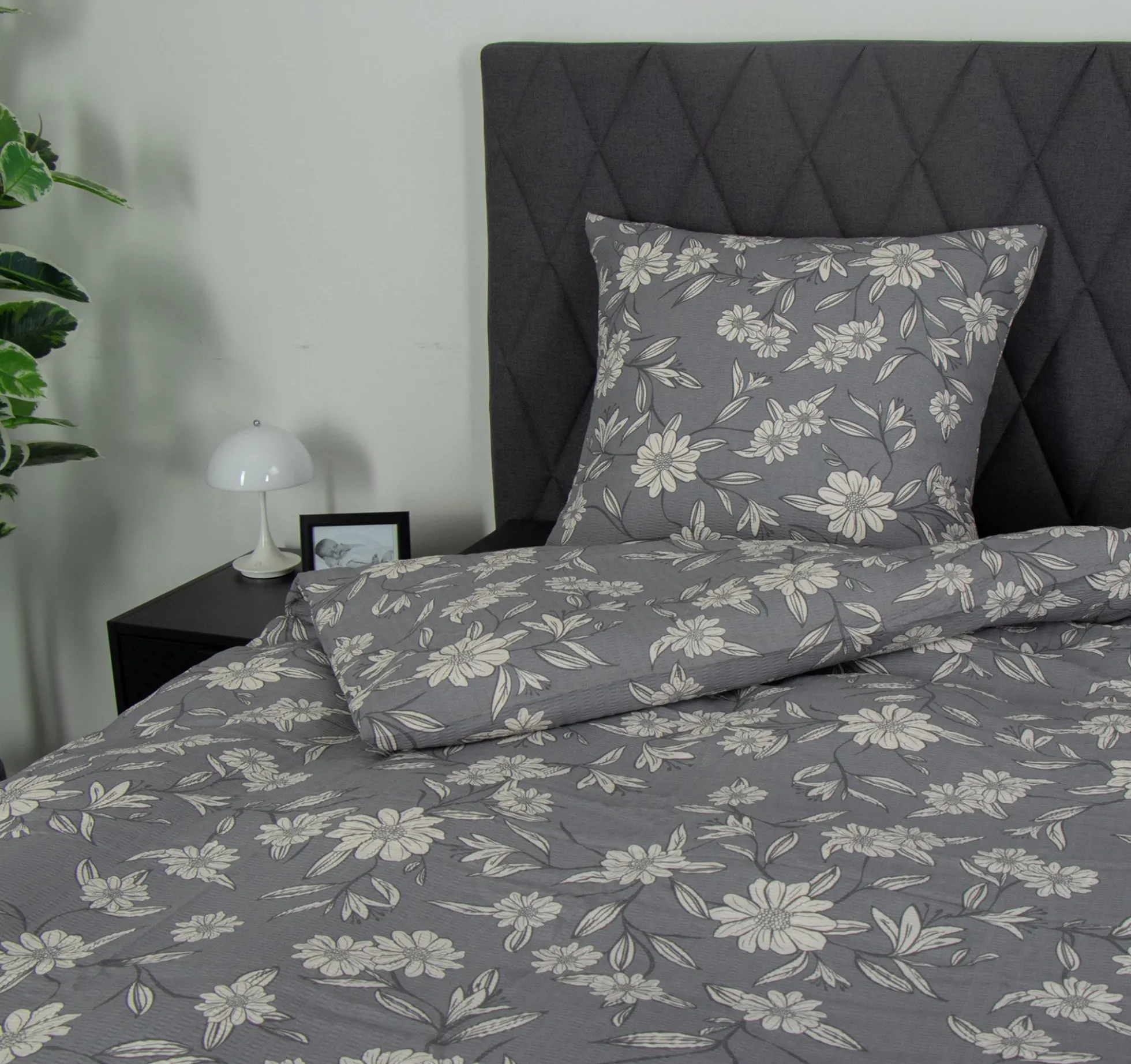 Dobbelt sengetøj 240x220 cm - Bæk og Bølge - 100% Bomulds krep - Gråt blomster print