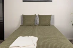 Dobbelt sengetøj 200x220 cm - 100% bomuld - Grøn med sandfarvet striber