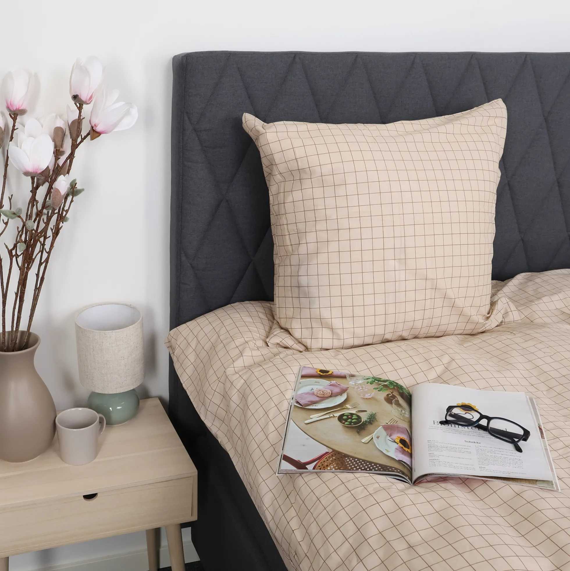 Dobbelt sengetøj 240x220 cm - 100% bomuld - Sandfarvet med brune tern
