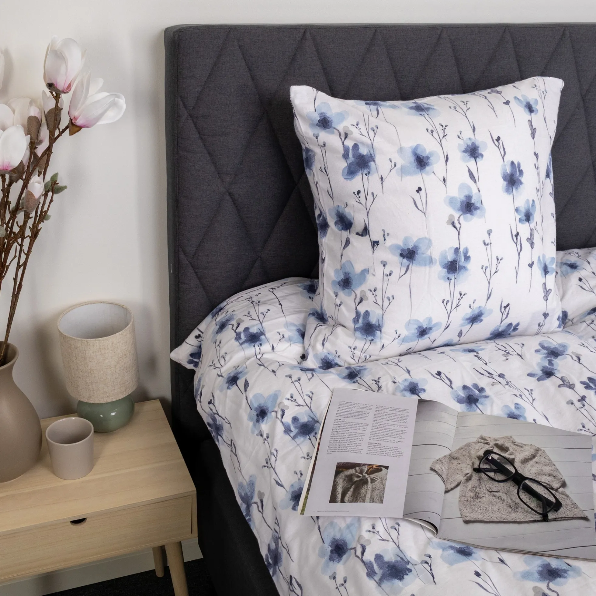 Dobbelt sengetøj 200x200 cm - Bomulds flonel - Hvid med blå blomster