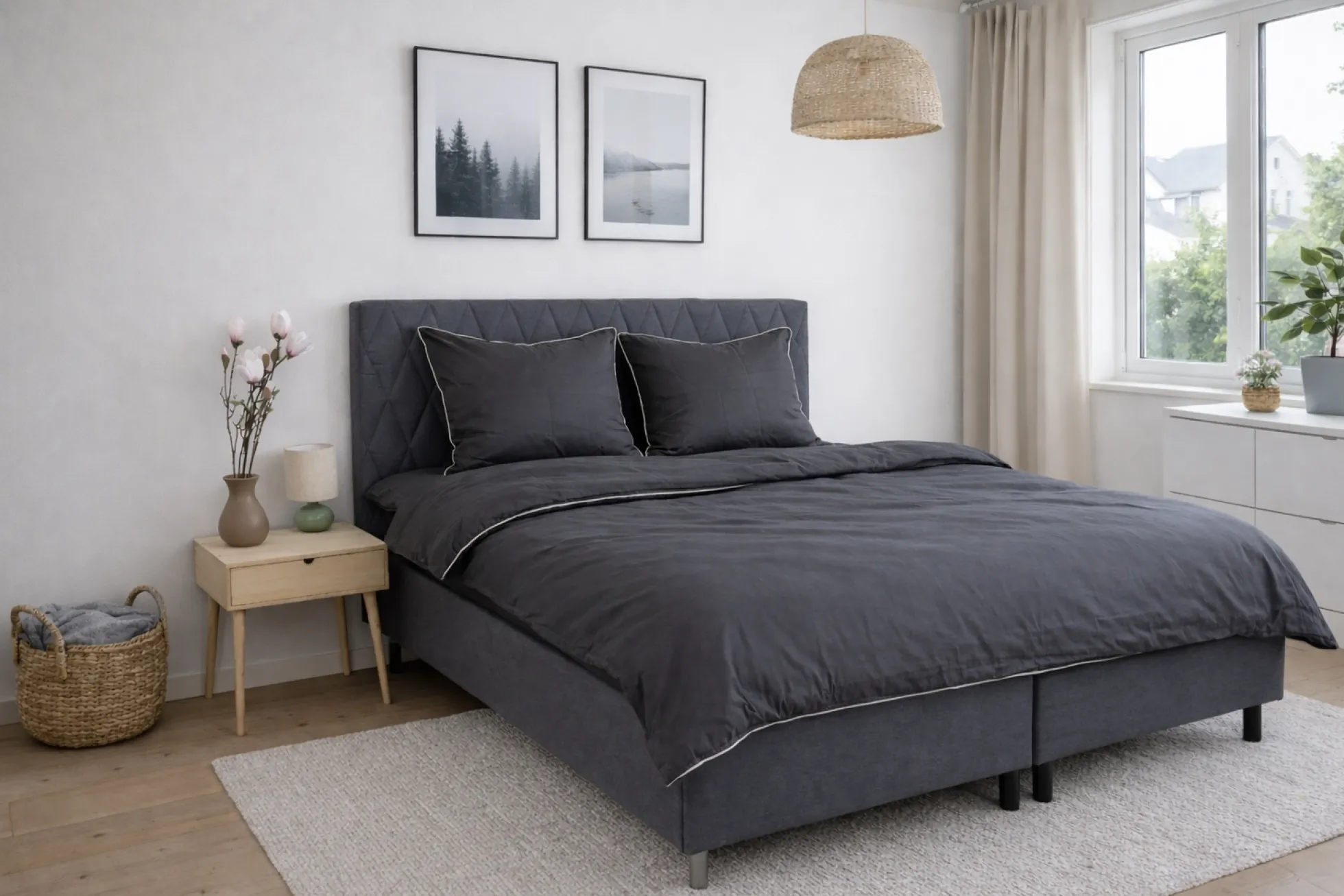 Dobbelt sengetøj 200x220 cm - 100% bomuldssatin - Sort med hvid pipingkant