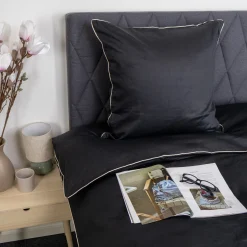 Dobbelt sengetøj 200x220 cm - 100% bomuldssatin - Sort med hvid pipingkant