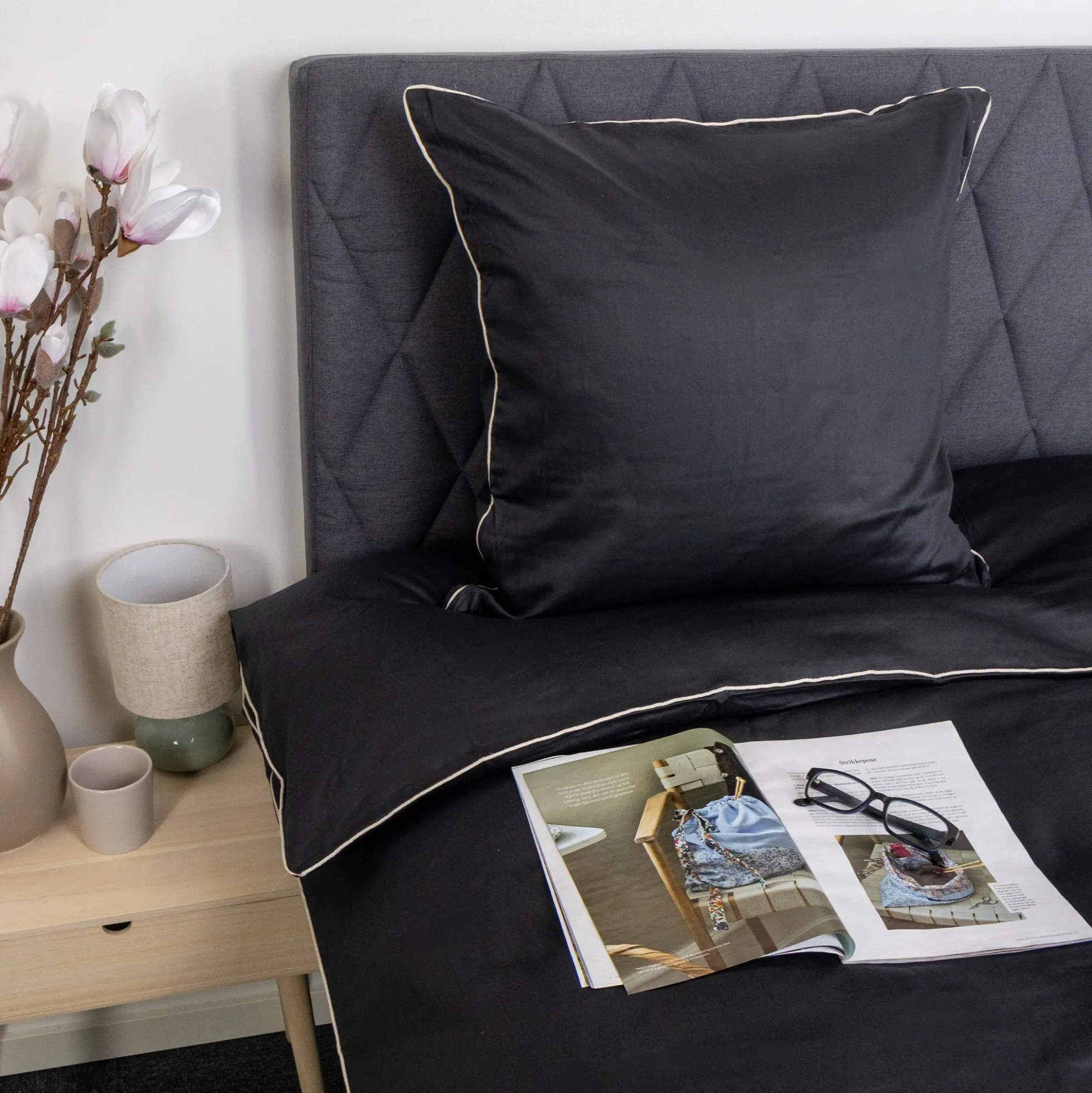 Dobbelt sengetøj 200x220 cm - 100% bomuldssatin - Sort med hvid pipingkant