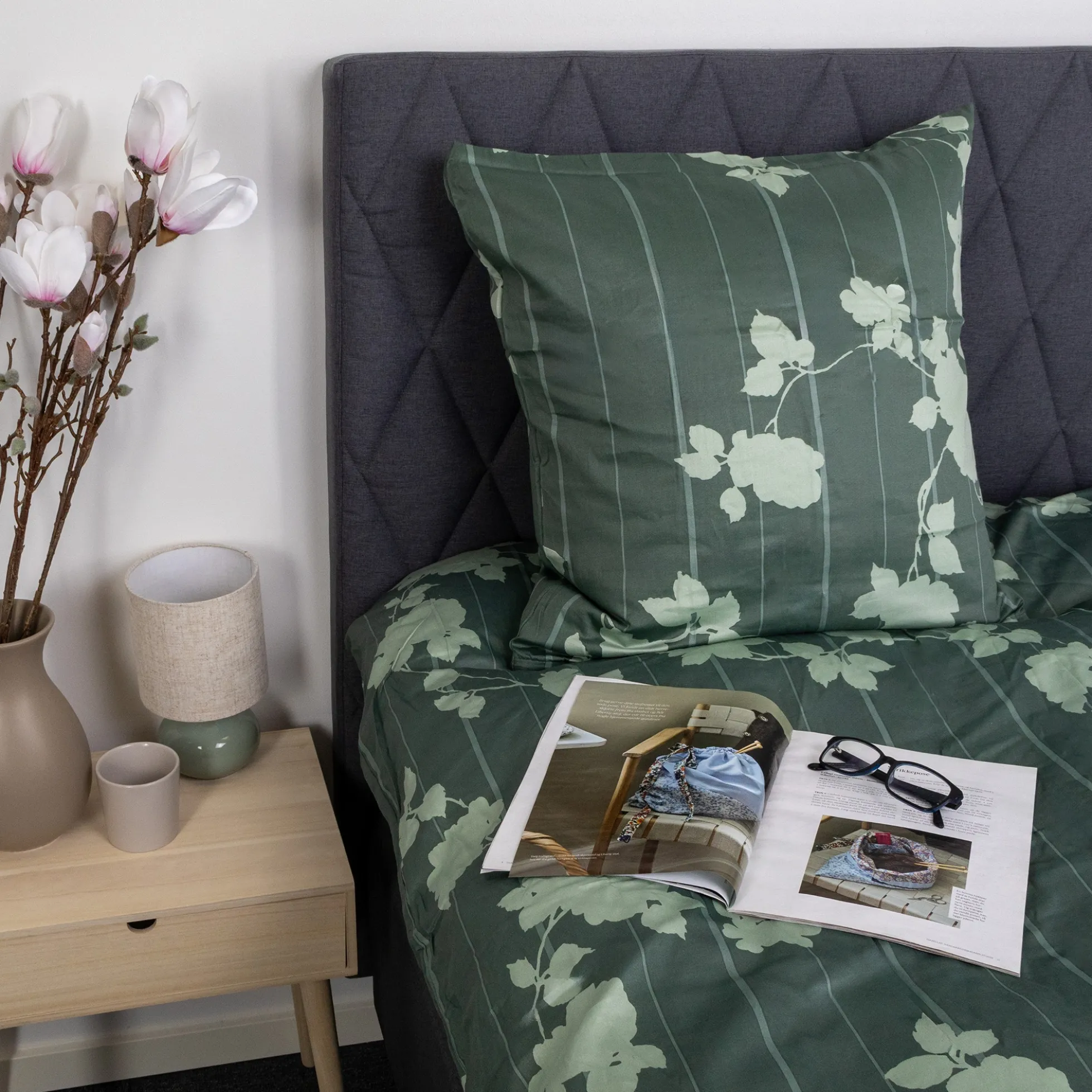 Dobbelt sengetøj 200x220 cm - 100% bomuldssatin - Rosenbloom - Grønt blomstret og stribet print