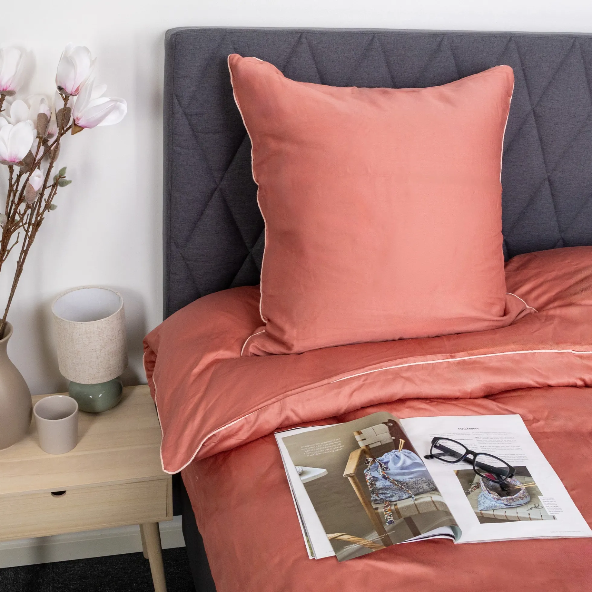 Dobbelt sengetøj 200x220 cm - 100% bomuldssatin - Rosa med lys rosa pipingkant