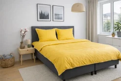 Dobbelt sengetøj 200x220 cm - 100% bomuldssatin - Gul med hvid pipingkant