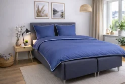 Dobbelt sengetøj 200x220 cm - 100% bomuldssatin - Blå med lyseblå pipingkant
