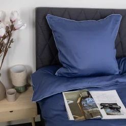 Dobbelt sengetøj 200x220 cm - 100% bomuldssatin - Blå med lyseblå pipingkant