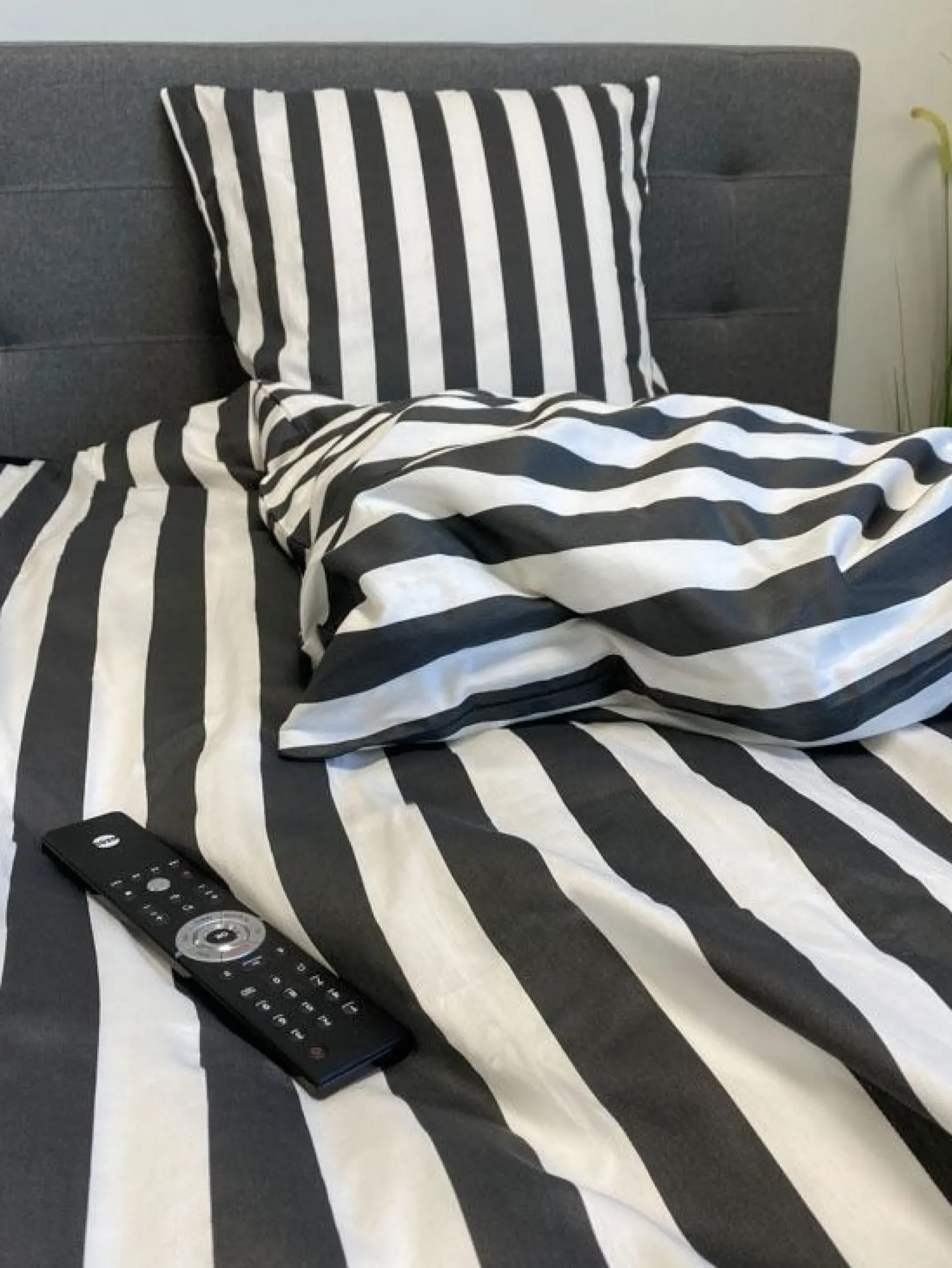 Dobbelt sengetøj 240x220 cm - 100% bomuldssatin - Nordic Stripe - Mørkegrå striber