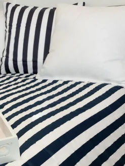 Dobbelt sengetøj 240x220 cm - 100% bomuldssatin - Nordic Stripe - Mørkeblå striber