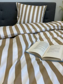 Dobbelt sengetøj 200x220 cm - 100% bomuldssatin - Nordic Stripe - Sandfarvet striber