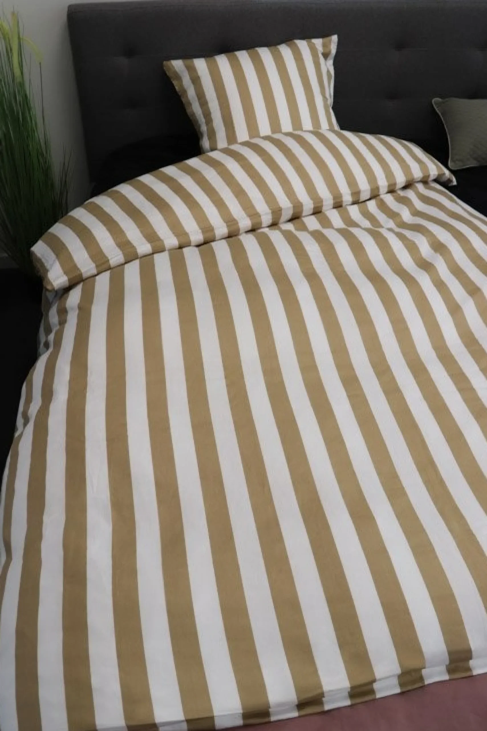 Dobbelt sengetøj 200x220 cm - 100% bomuldssatin - Nordic Stripe - Sandfarvet striber