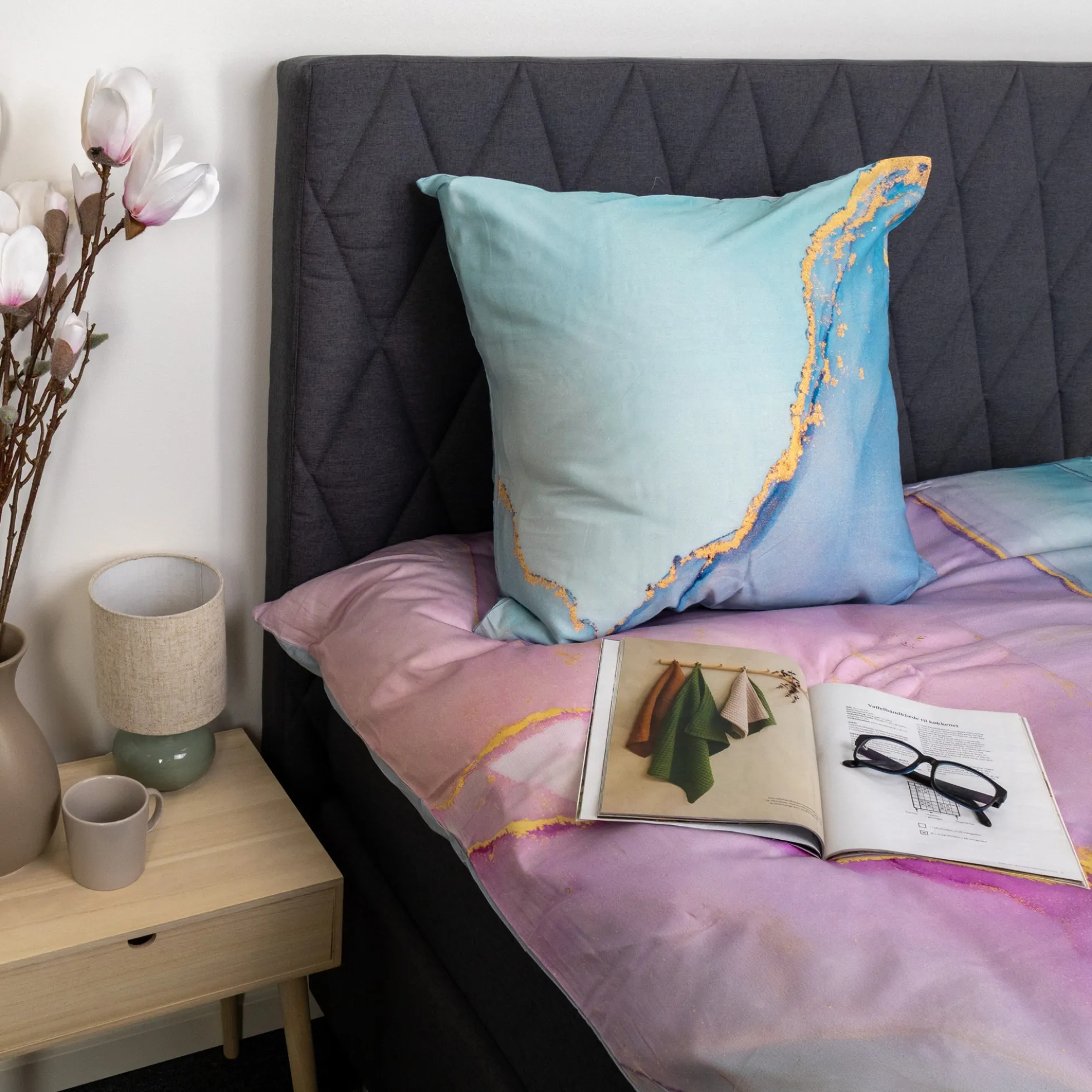 Dobbelt sengetøj 200x220 cm - 100% Bomuldssatin - Vendbart blåt marmoreret design