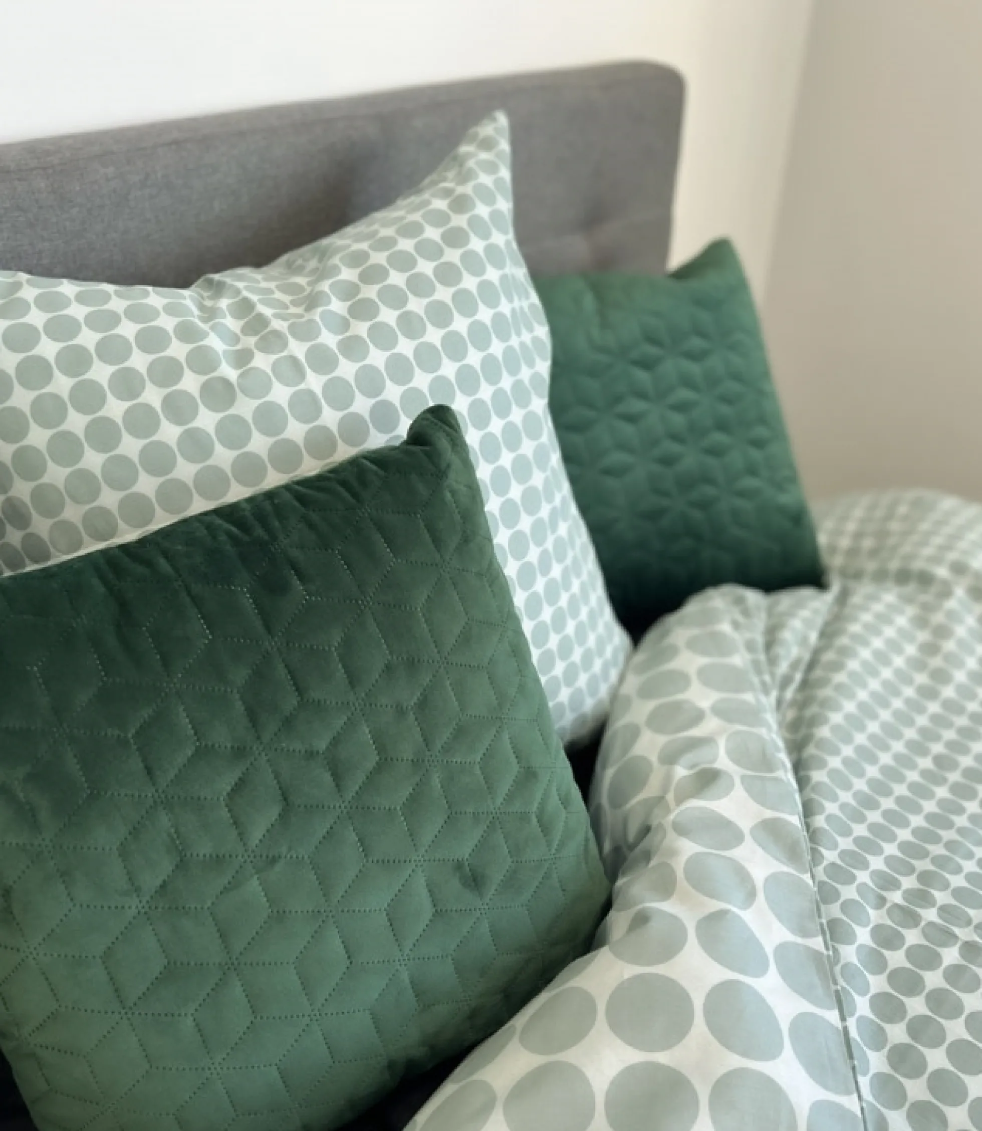 Dobbelt sengetøj 240x220 cm - 100% Bomuld - Vendbart med grønne cirkler