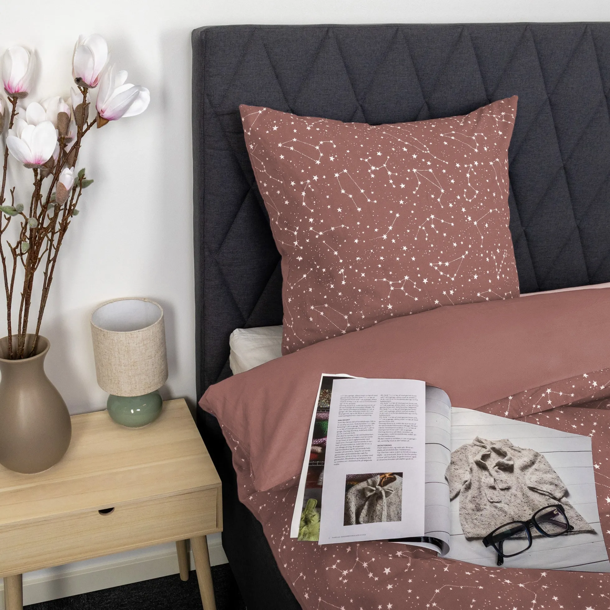 Dobbelt sengetøj 240x220 cm - 100% Bomuld - Zodiac peach - Vendbart med stjerner