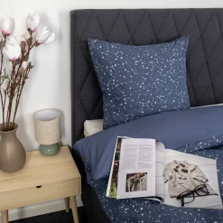 Dobbelt sengetøj 200x200 cm - 100% Bomuld - Zodiac blue - Vendbart med stjerner