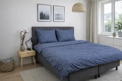 Dobbelt sengetøj 200x200 cm - 100% Bomuld - Zodiac blue - Vendbart med stjerner
