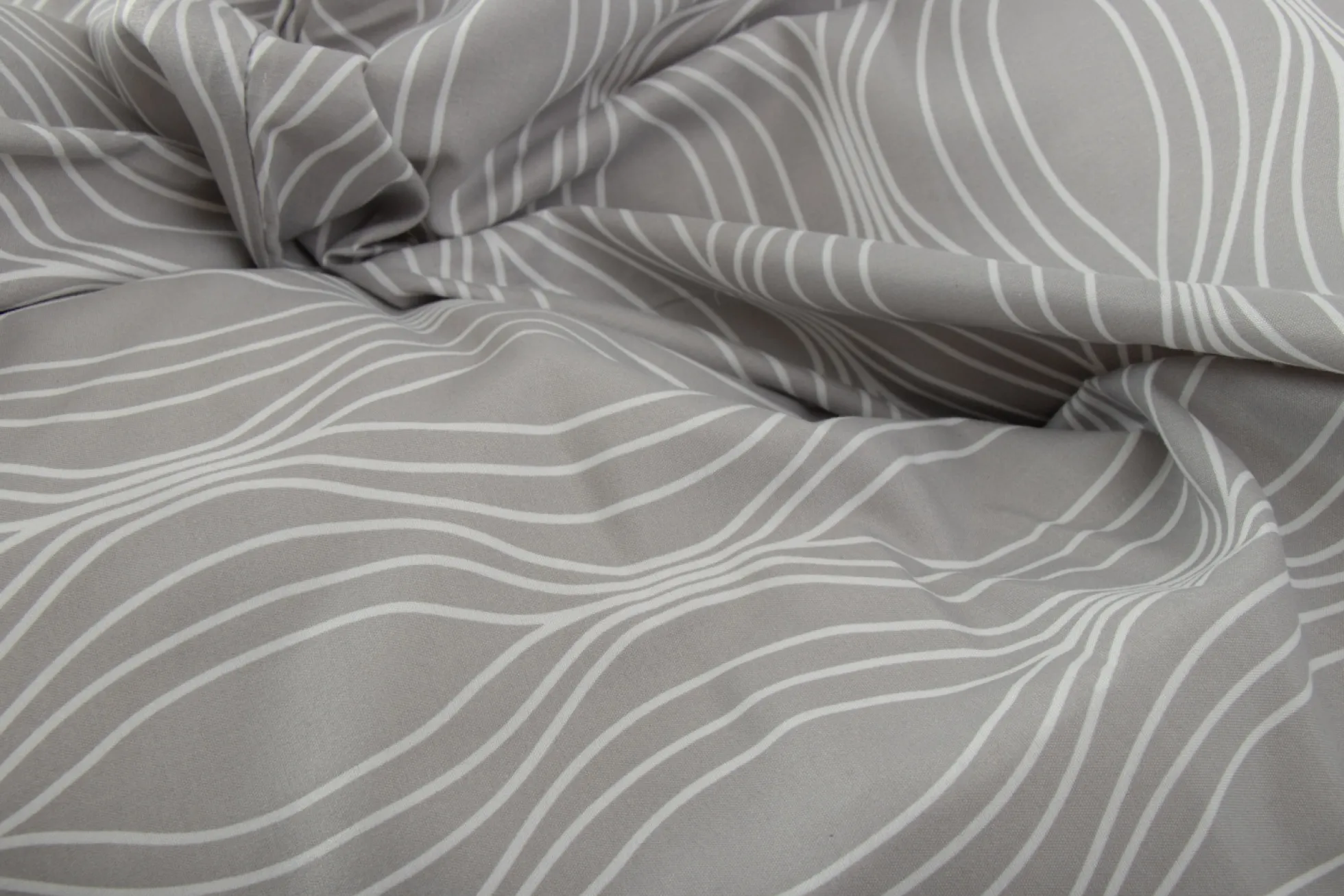 Dobbelt sengetøj 200x220 cm - Microfiber - Gråt wave print