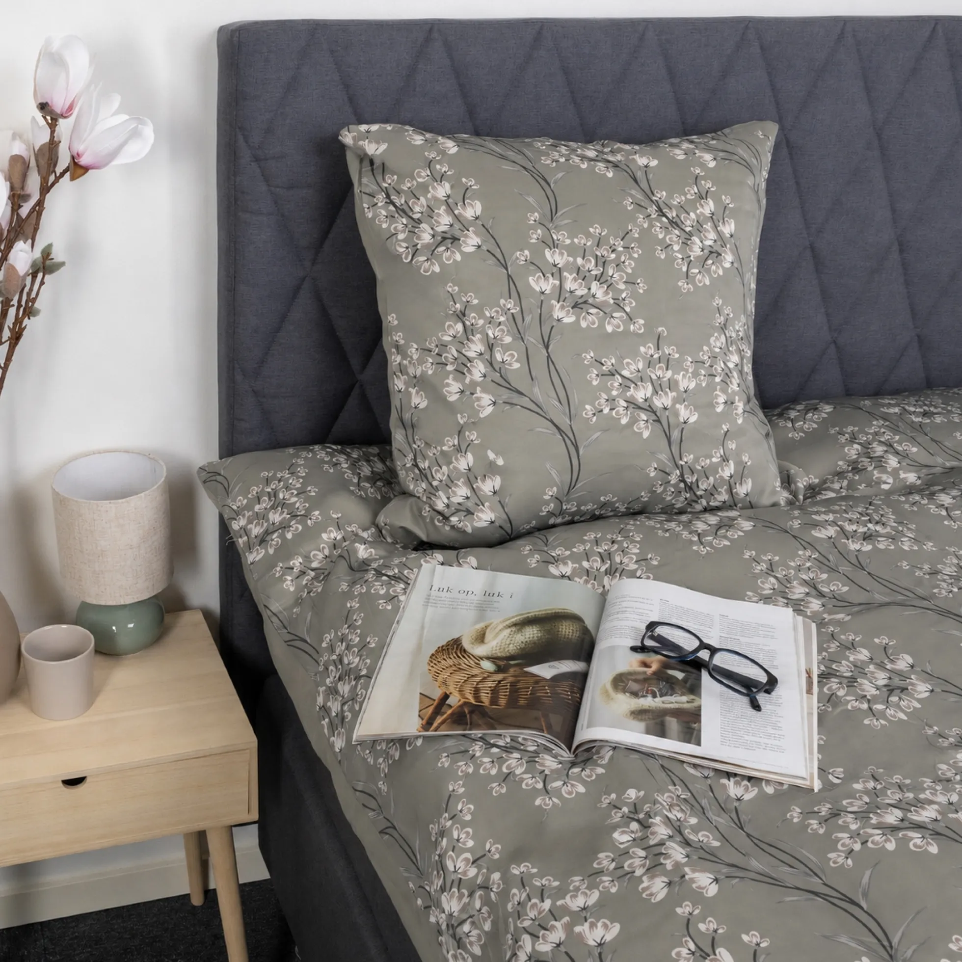 Dobbelt sengetøj 200x220 cm - Satin - Grønt vendbart blomster design