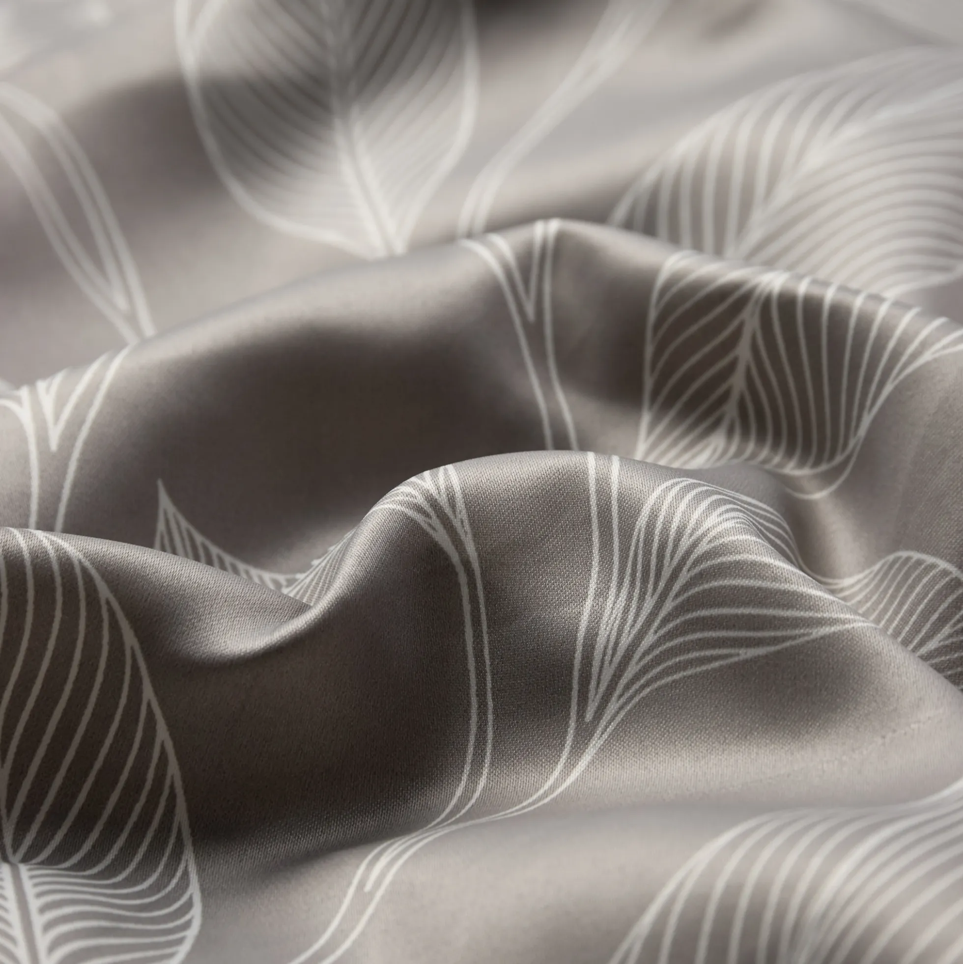 Dobbelt sengetøj 240x220 cm - Satin - Sandfarvet print af blade