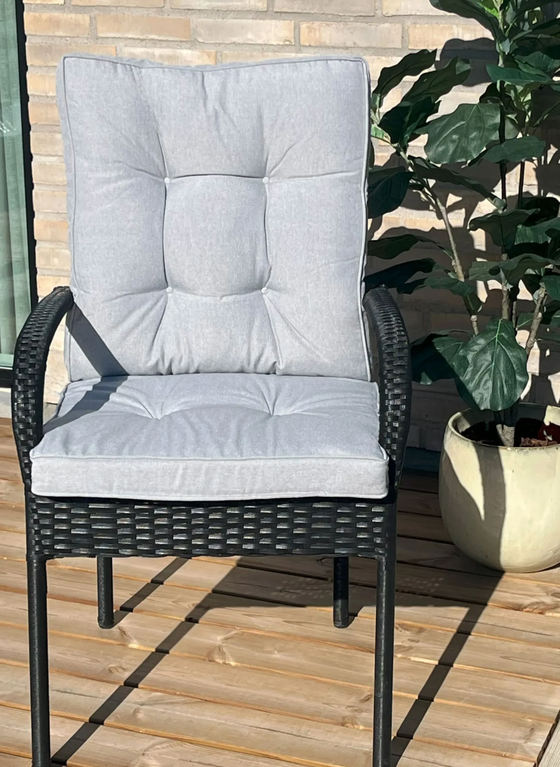 Eksklusiv havehyndepakke til havestol 4 stk. - Ekstra bløde 7 cm tykke luksus hynder - Moderne button design grå stolehynder - UV beskyttet Nordstrand Home hynder