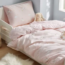Enhjørning og skyer sengetøj - 100% bomuld - Babysengetøj 70x100 cm - Lyserødt med enhjørninger og skyer