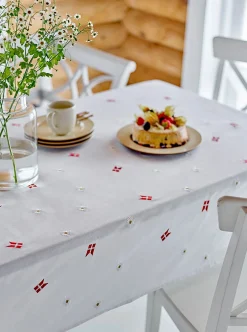 Fødselsdags dug 140x320 cm - 100% bomuld - Södahl Tillykke - Hvid med broderi