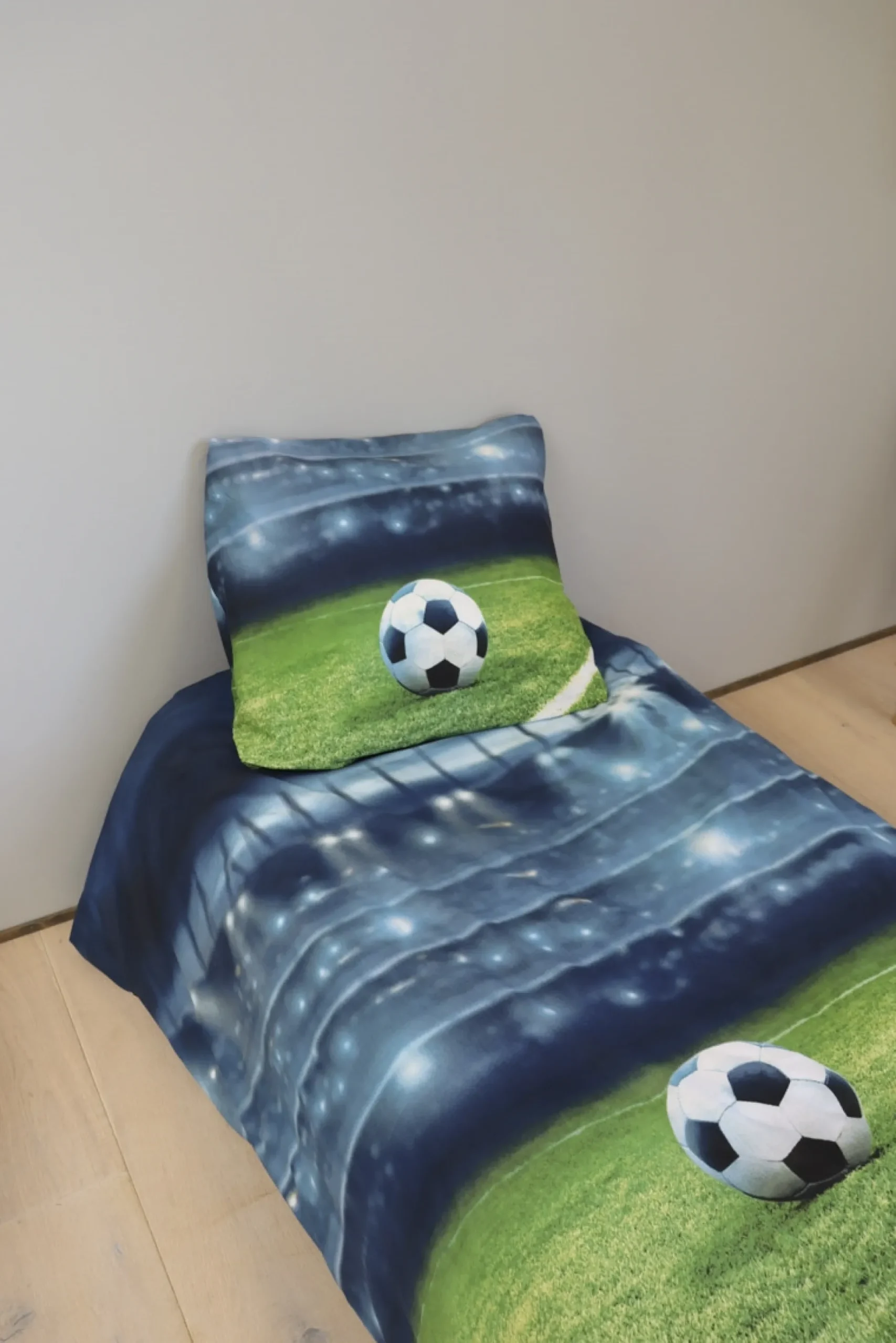 Fodbold sengetøj - 100% bomuld - Børnesengetøj 140x200 cm - Stadion - Bagside med fodbolde