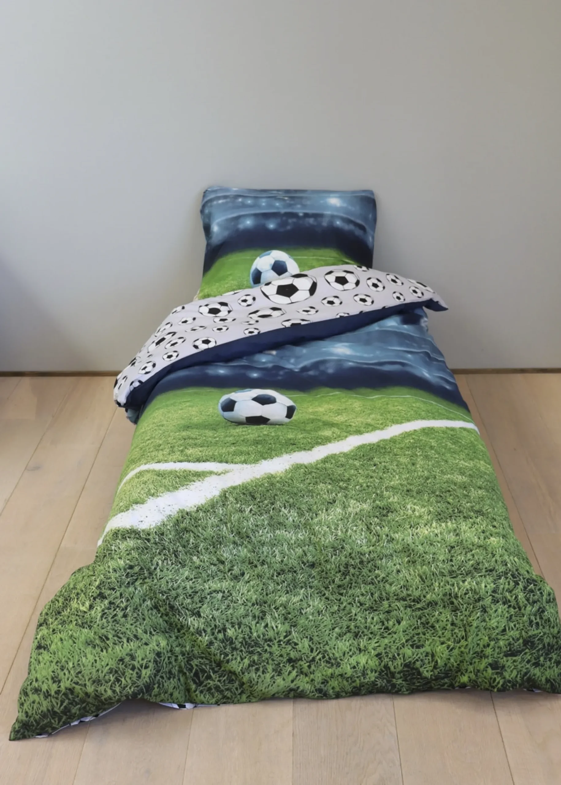 Fodbold sengetøj - 100% bomuld - Børnesengetøj 140x200 cm - Stadion - Bagside med fodbolde