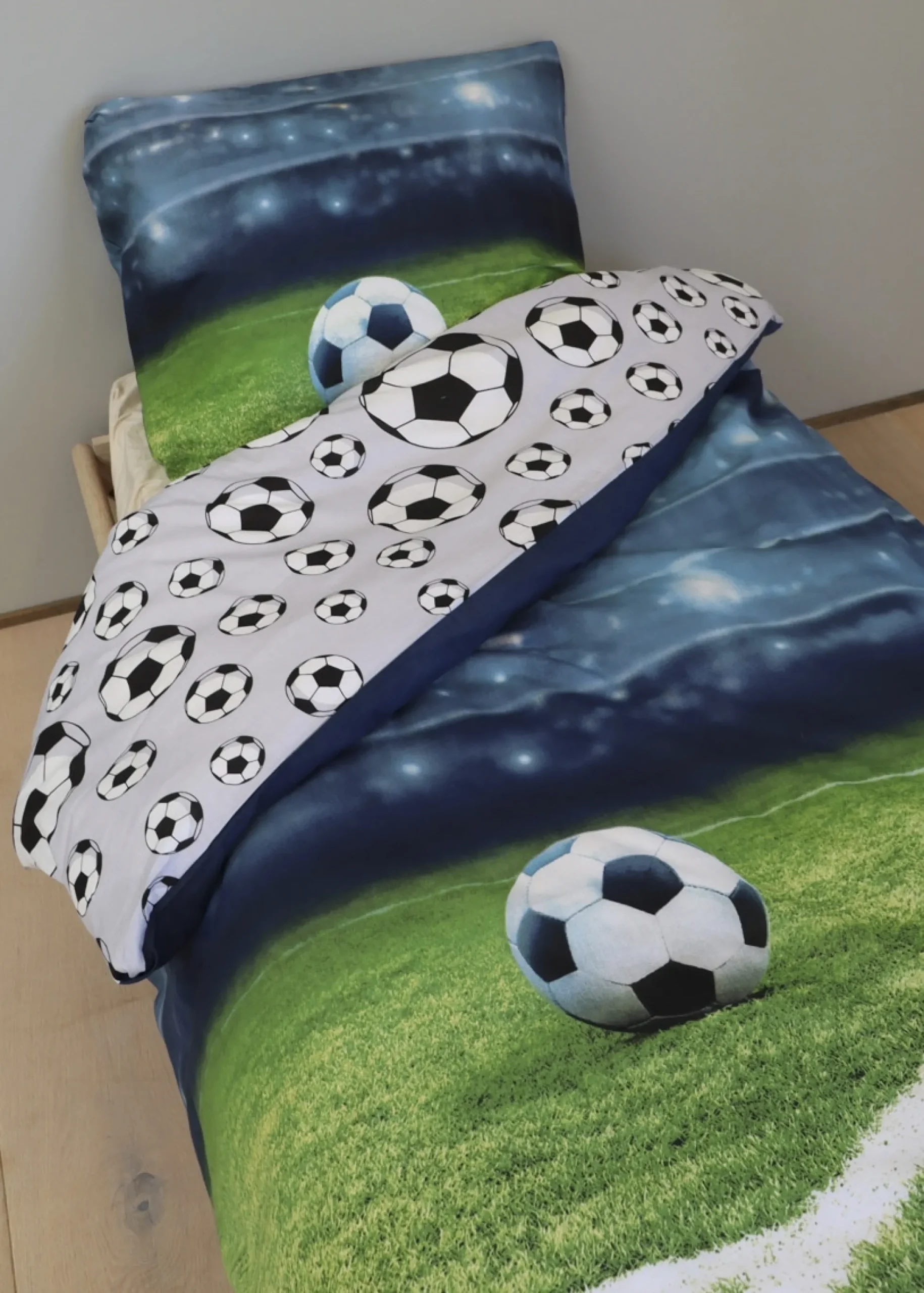 Fodbold sengetøj - 100% bomuld - Børnesengetøj 140x200 cm - Stadion - Bagside med fodbolde
