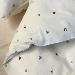 Frugt sengetøj - 100% bomuld - Junior sengetøj 100x140 cm - Råhvidt med små frugter