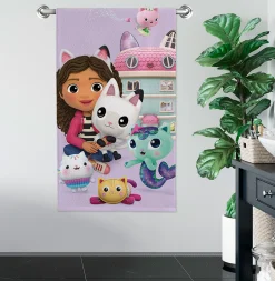 Gabby's Dollhouse håndklæde - 70x140 cm - 100% bomuld - Blødt badehåndklæde med Gabby, Pandy Paws, Catfish, Cakey Cat, Pillow Cat