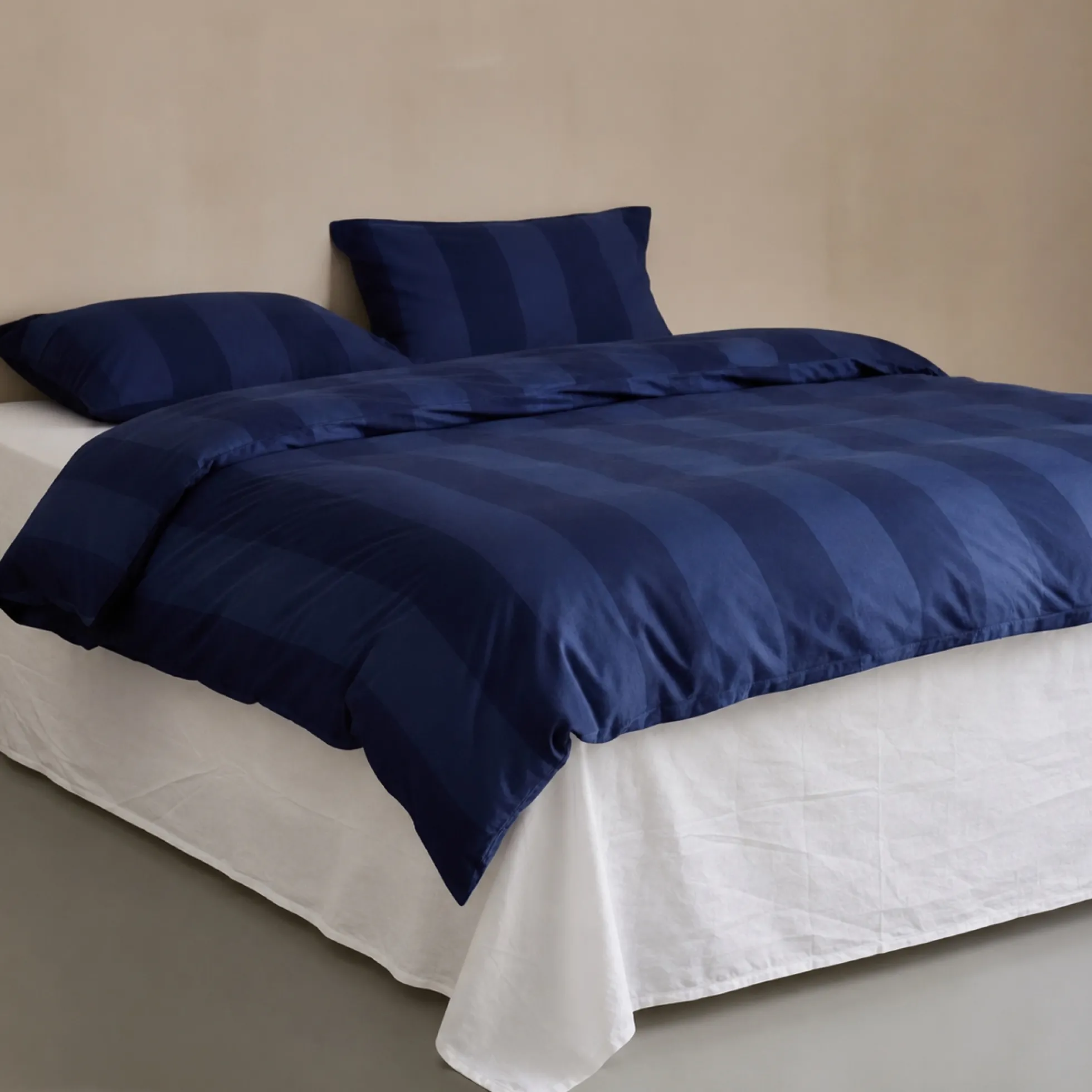 Glat lagen 240x260 cm - 100% bomuldssatin - Ekstra blødt fladlagen - Hvidt satin lagen - By Night fladt lagen