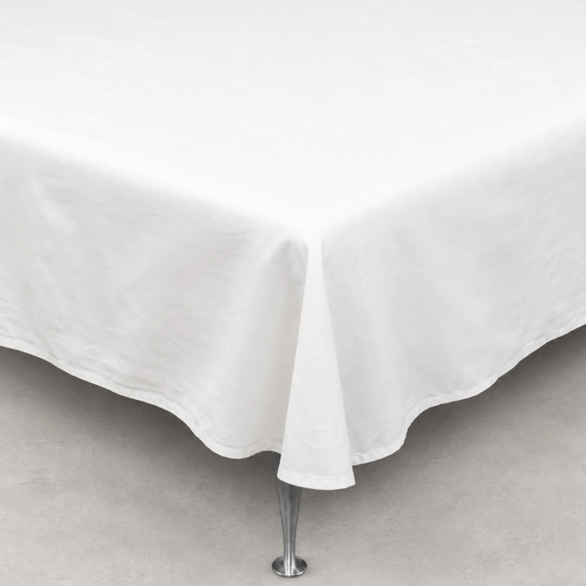 Glat lagen 240x260 cm - 100% bomuldssatin - Ekstra blødt fladlagen - Hvidt satin lagen - By Night fladt lagen