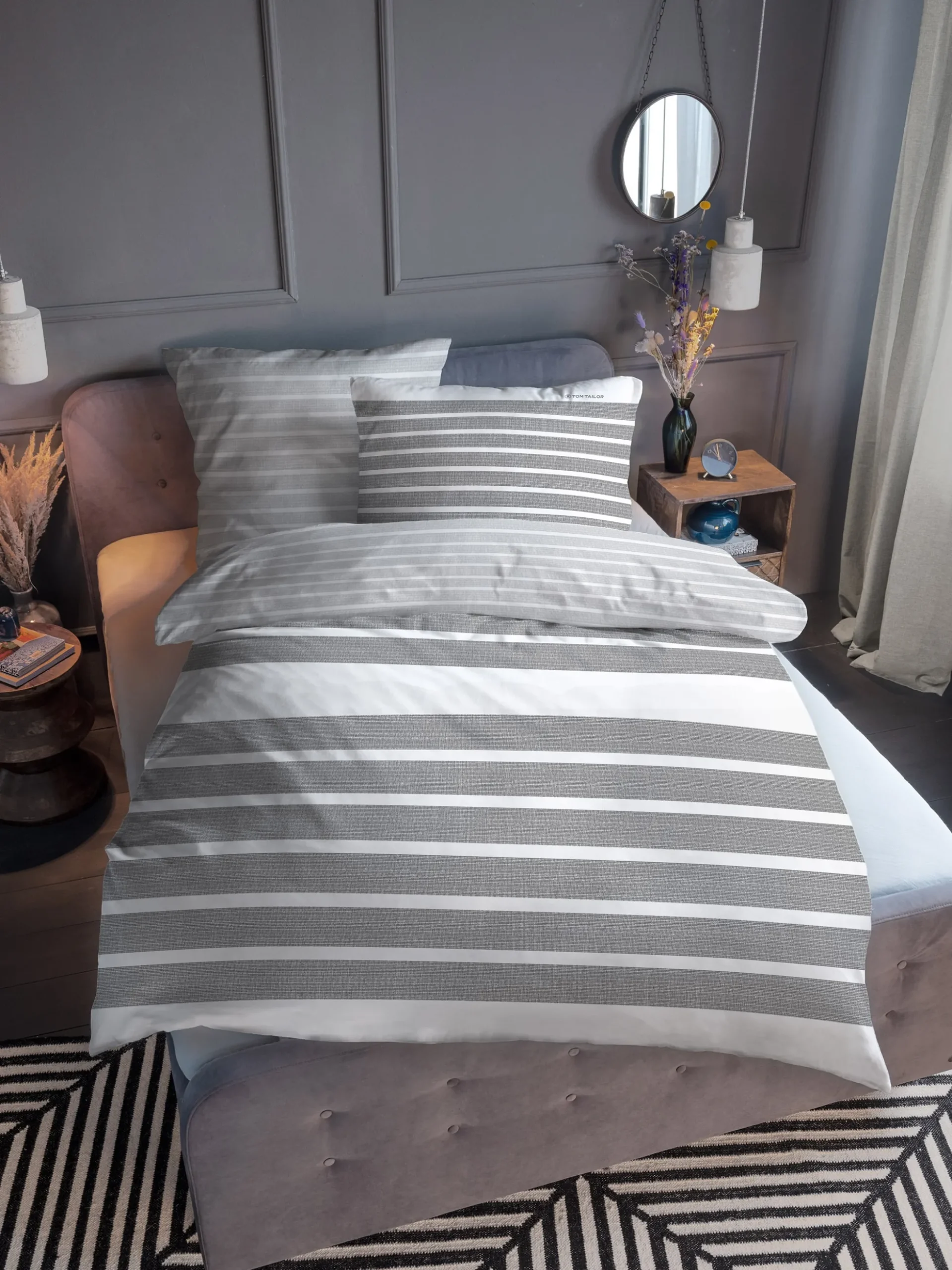 Grå stribet sengetøj 150x210 cm - Blødt bomuldssatin - Grå og hvidt sengesæt - Vendbart design - Tom Tailor