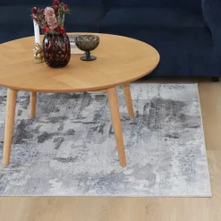 Gulvtæppe 140x200 cm - Grå løs tæppe med stone look & skridsikker bagside - Blødt gulvtæppe fra Nordstrand Home Molly